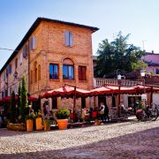 Castelvetro di Modena - kawiarnia obok kościoła