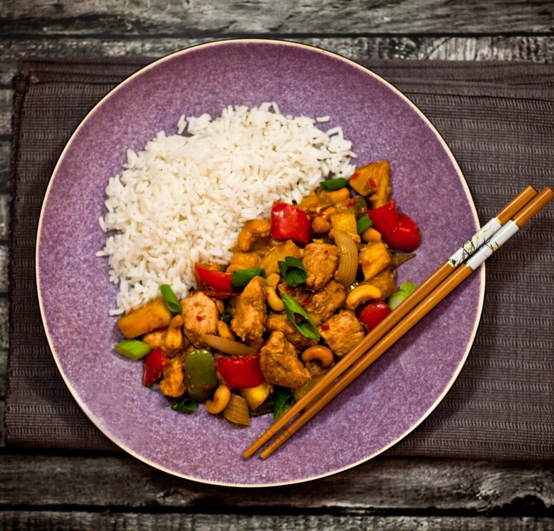 Kurczak z orzechami i ananasem