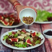 Sałatka z kurczakiem i pistacjami