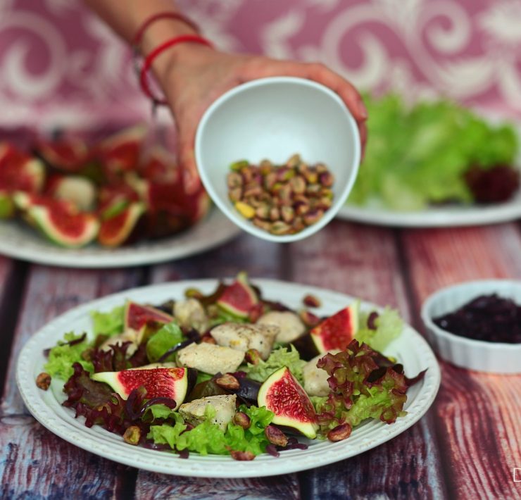 Sałatka z kurczakiem i pistacjami