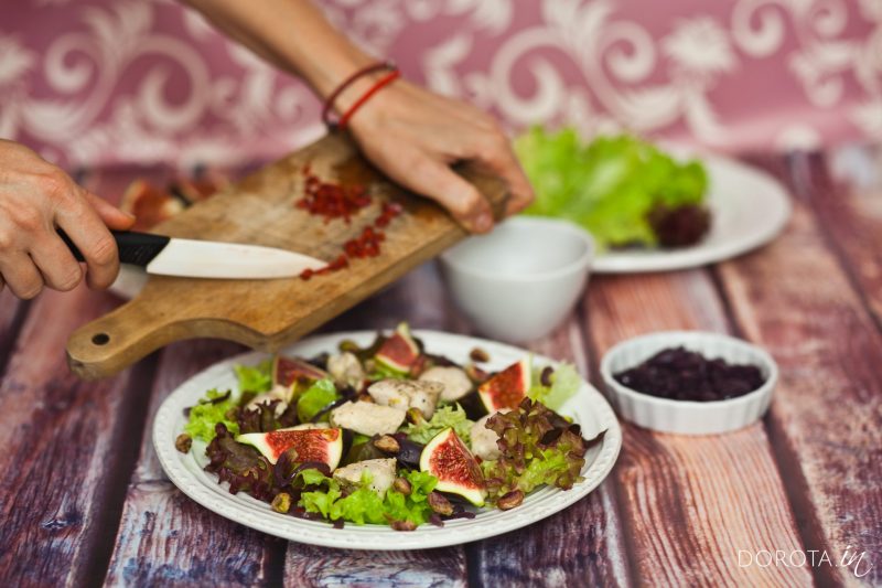 Sałatka z kurczakiem i pistacjami - przepis - krok 7