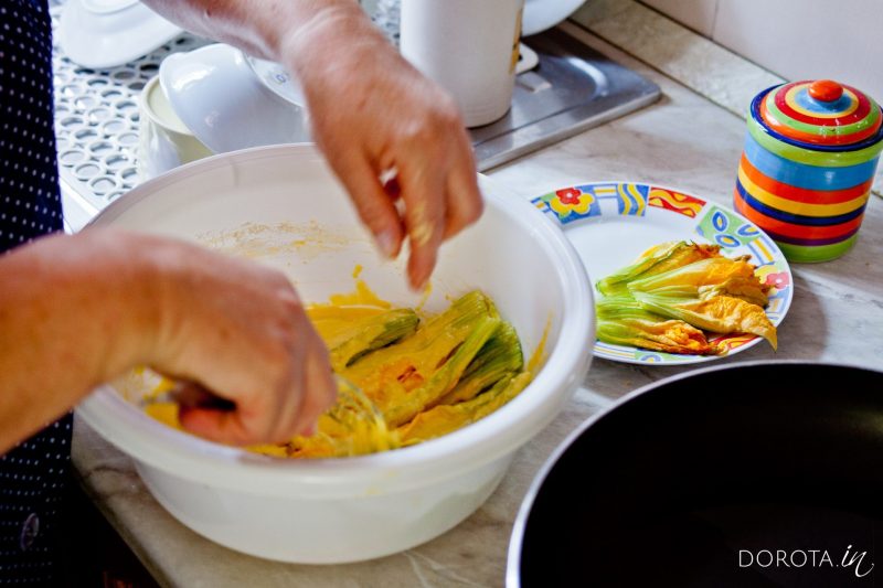 Smażone kwiaty dyni - przepis - krok 1