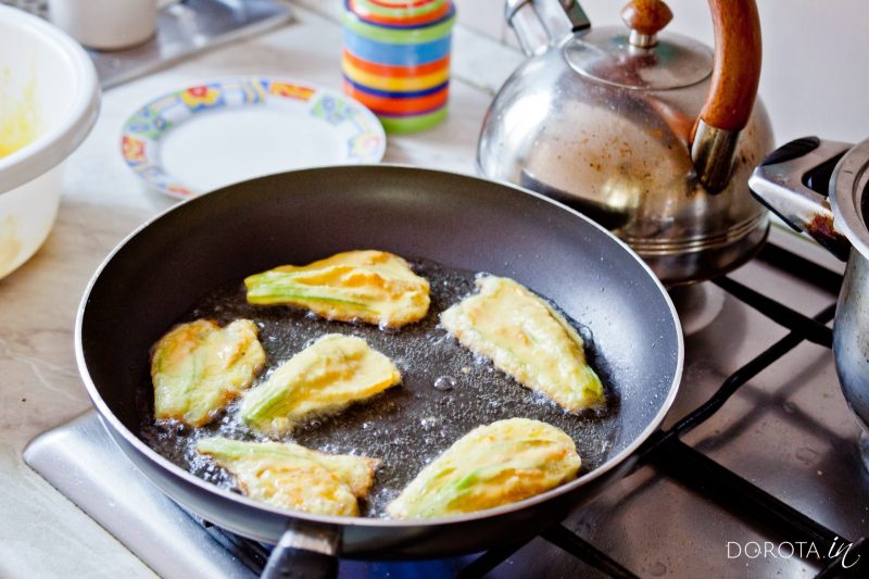 Smażone kwiaty dyni - przepis - krok 2