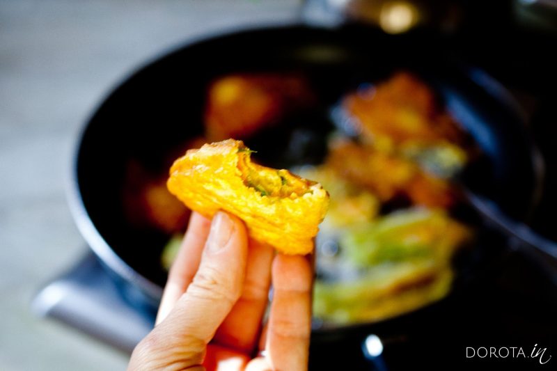 Smażone kwiaty dyni - przepis - krok 4