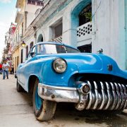 Niebieski stary samochód w Hawanie