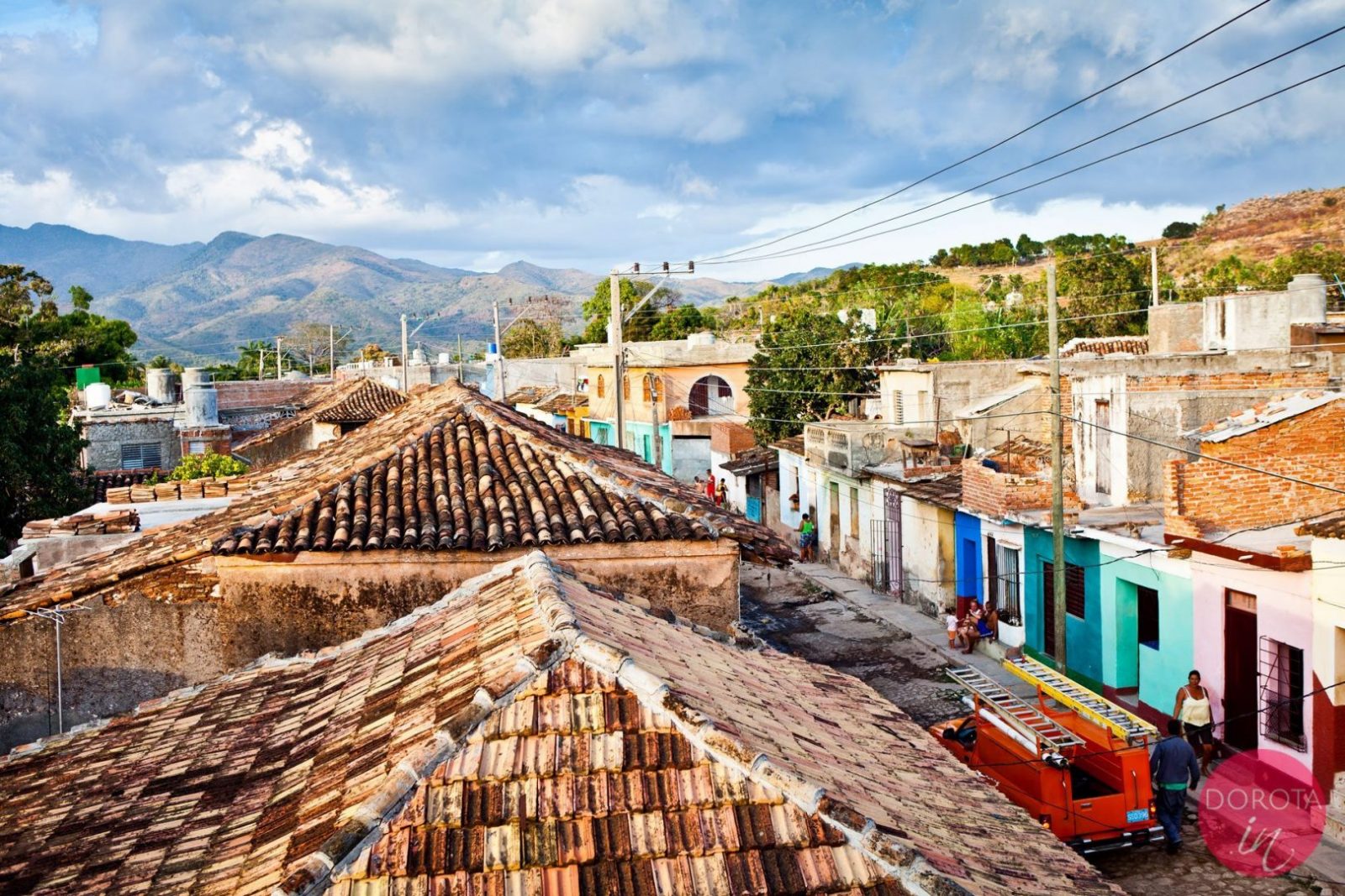 Trinidad - spadziste dachy, kolorowe domki i widok na góry