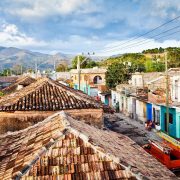 Trinidad - spadziste dachy, kolorowe domki i widok na góry