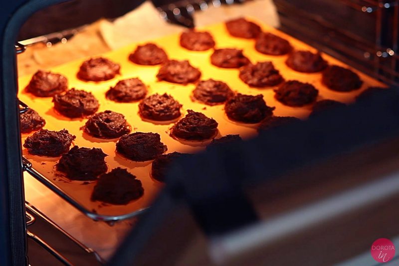 Ciasteczka czekoladowe - przepis - krok 6