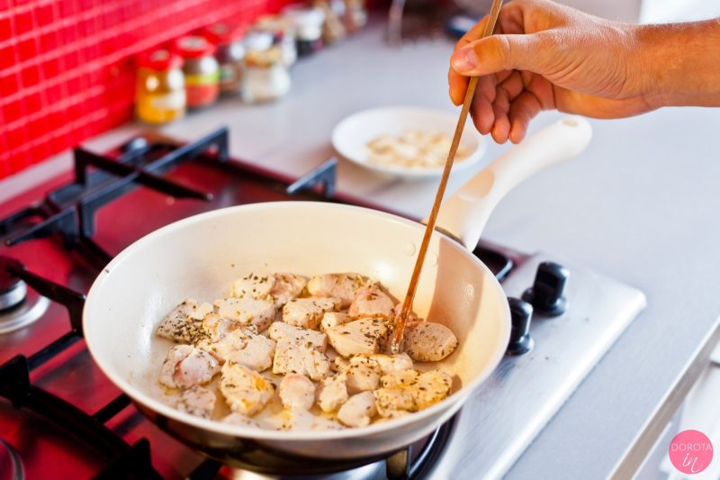 Wrapy z kurczakiem, szpinakiem i serem kozim - przepis - krok 3