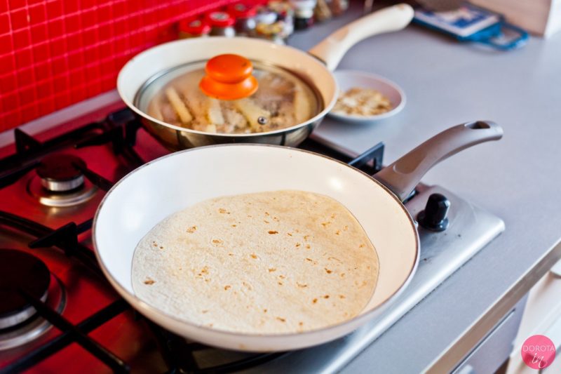 Wrapy z kurczakiem, szpinakiem i serem kozim - przepis - krok 5