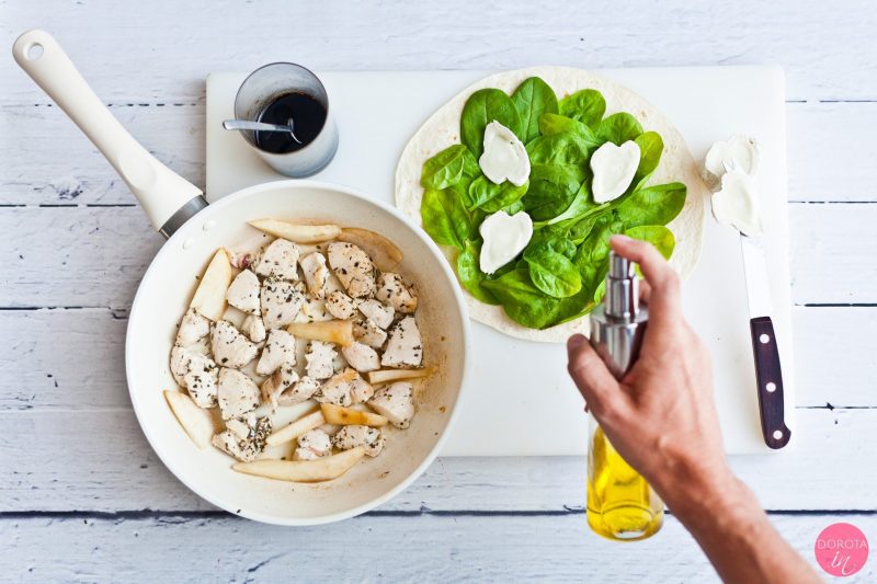 Wrapy z kurczakiem, szpinakiem i serem kozim - przepis - krok 7