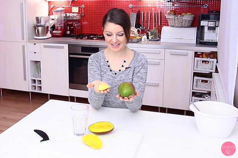 Jak obrać mango szklanką - krok 1
