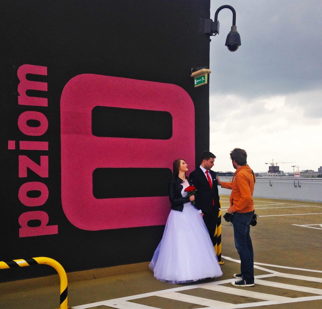 Mariusz Stachowiak i jego fotografia ślubna na dachu wrocławskiej Renomy