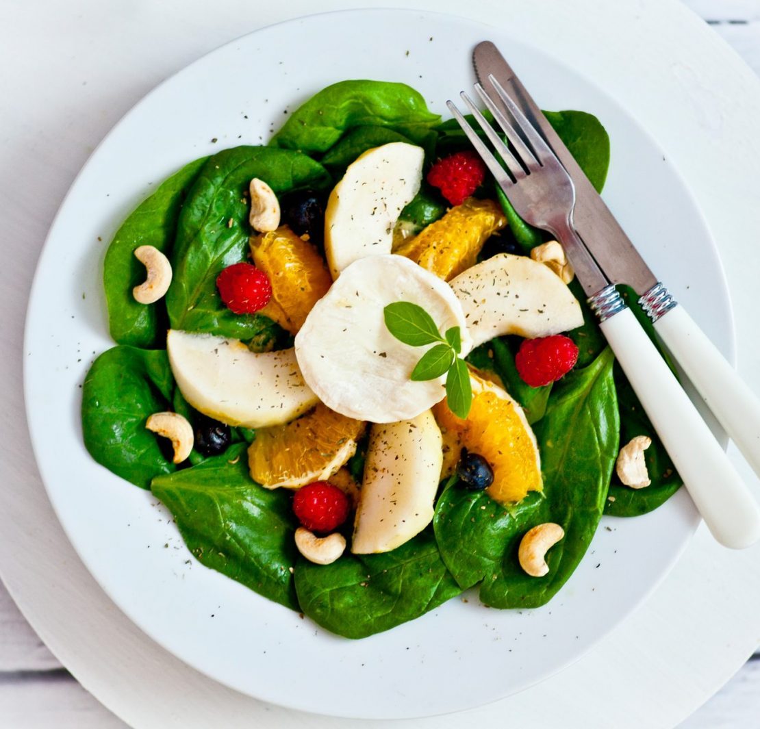 Sałatka ze szpinakiem i kozim serem
