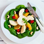 Sałatka ze szpinakiem i kozim serem