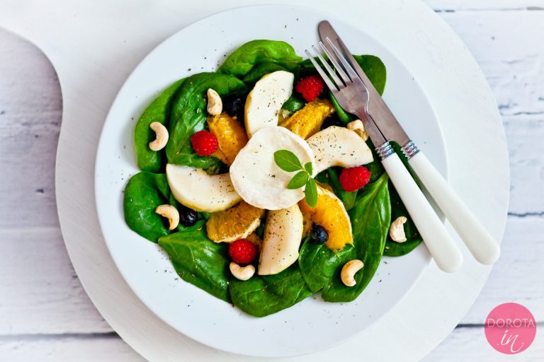 Sałatka ze szpinakiem i kozim serem