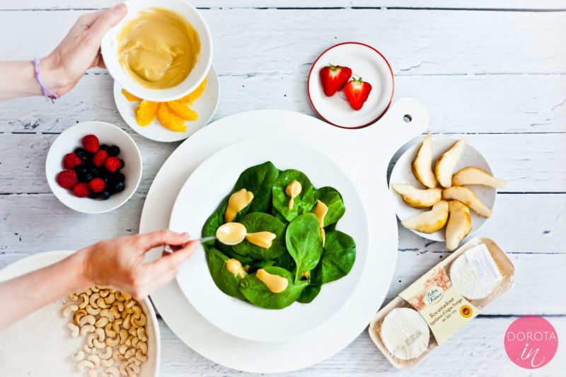 Sałatka ze szpinakiem i kozim serem - przepis - krok 2