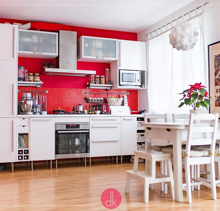 Czerwona ściana w kuchni i białe meble