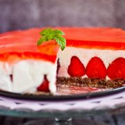 Sernik z truskawkami na zimno