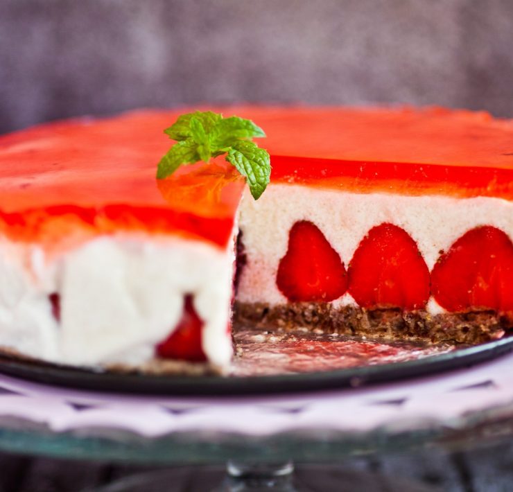Sernik z truskawkami na zimno