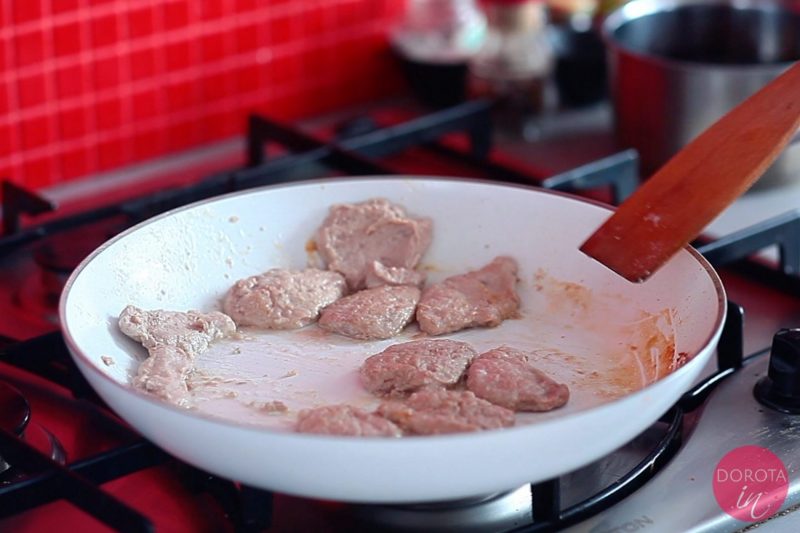 Polędwiczki z sosem grzybowym - przepis - krok 2