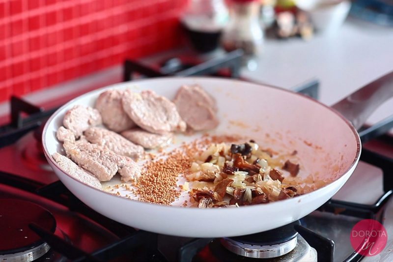 Polędwiczki z sosem grzybowym - przepis - krok 5