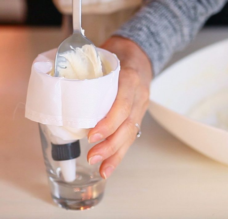 Jak napełnić rękaw cukierniczy