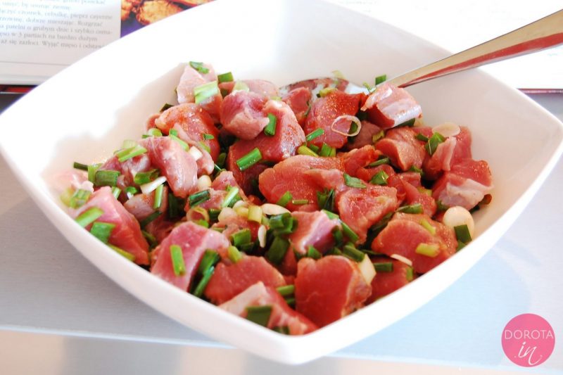 Wieprzowina ze szpinakiem - przepis - krok 1