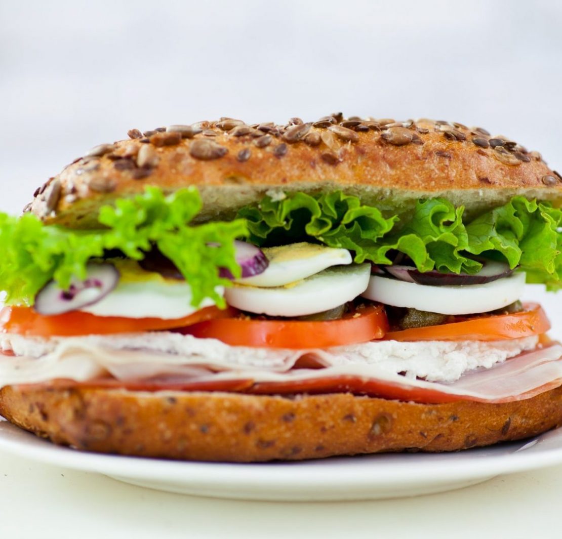 Francuska kanapka z szynką dojrzewającą, jajkiem i pomidorem