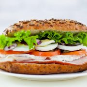 Francuska kanapka z szynką dojrzewającą, jajkiem i pomidorem