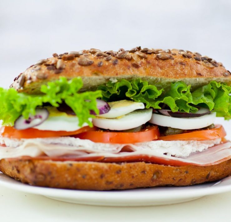 Francuska kanapka z szynką dojrzewającą, jajkiem i pomidorem