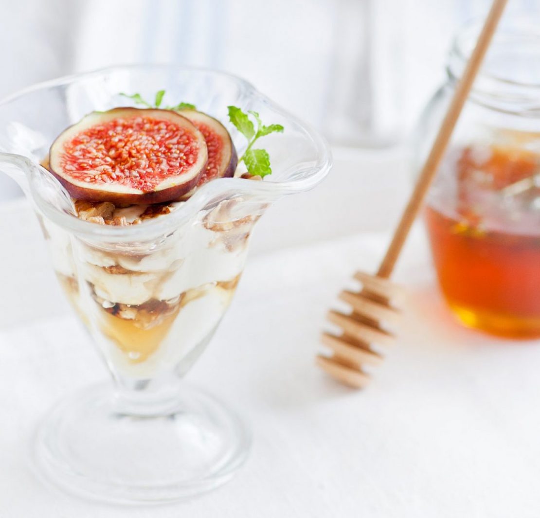 Jogurt grecki z miodem i orzechami