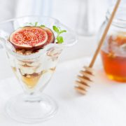 Jogurt grecki z miodem i orzechami