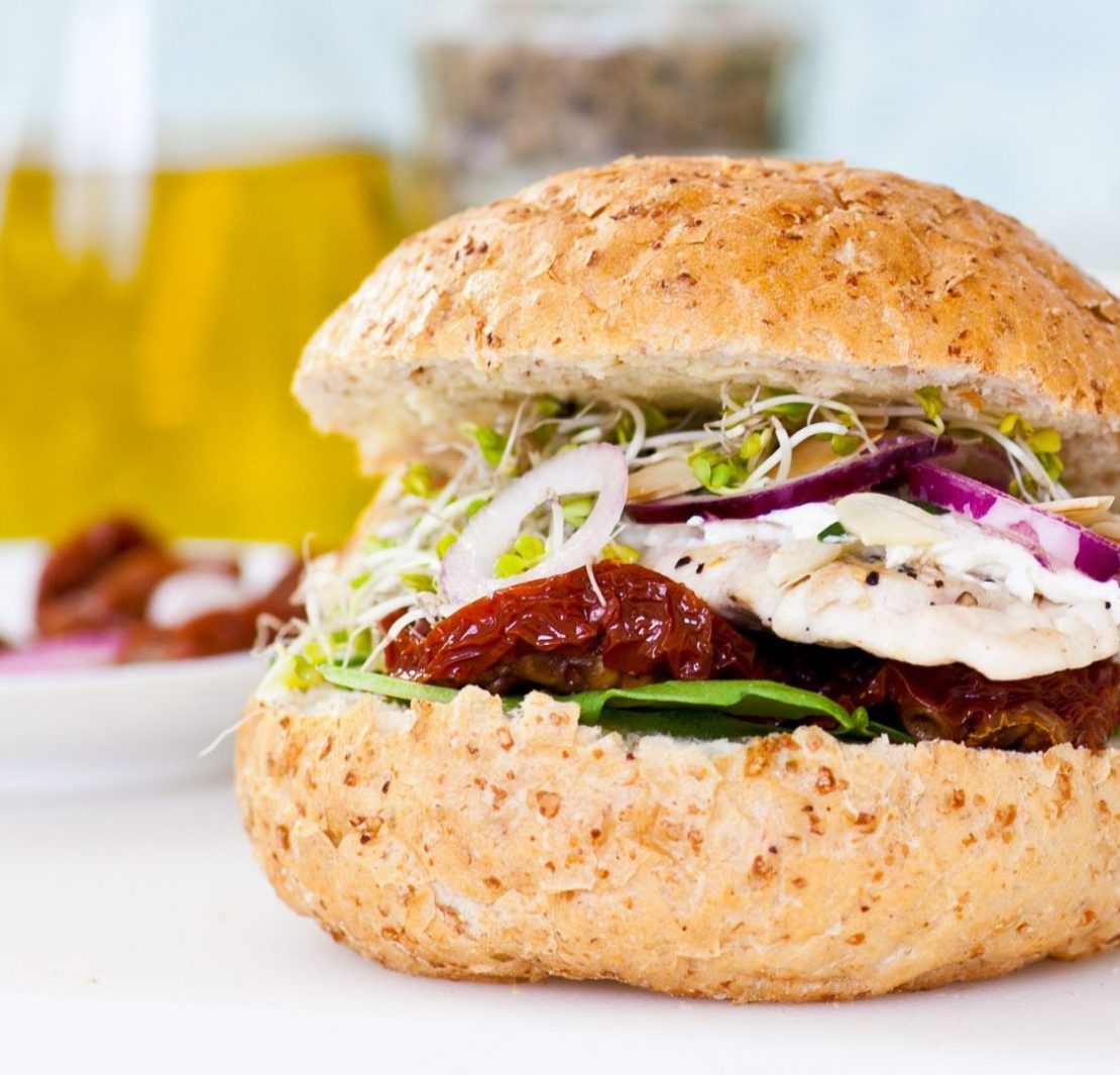 Kanapka z kurczakiem, serkiem i suszonymi pomidorami