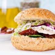 Kanapka z kurczakiem, serkiem i suszonymi pomidorami