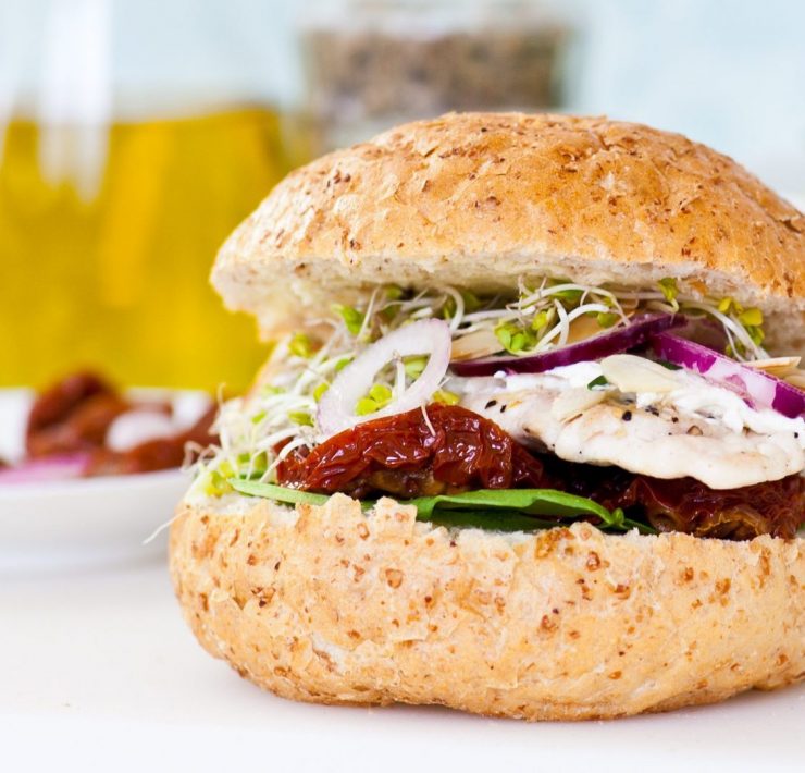 Kanapka z kurczakiem, serkiem i suszonymi pomidorami