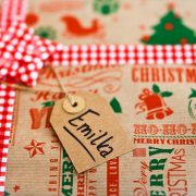 Pakowanie prezentów - szary papier i etykietka