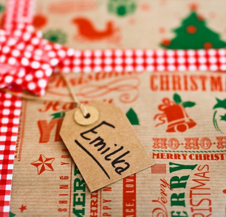 Pakowanie prezentów - szary papier i etykietka