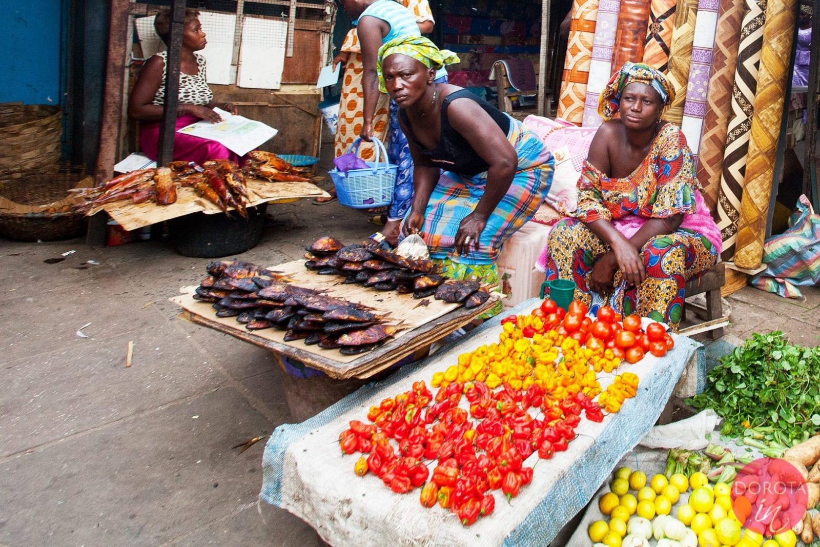 Jedzenie na Albert Market w Banjul
