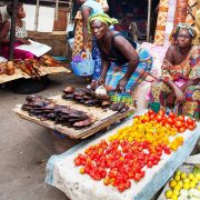Jedzenie na Albert Market w Banjul