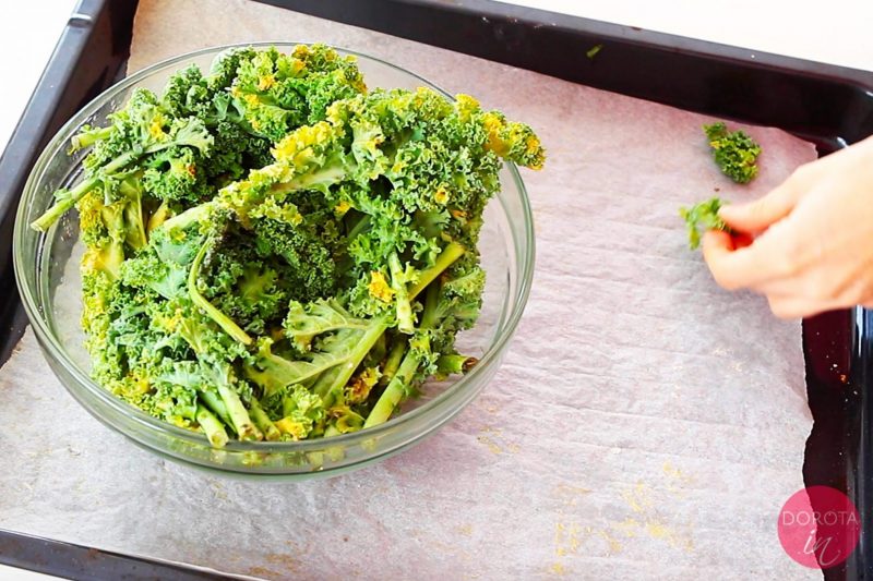 Chipsy z jarmużu - przepis - krok 1