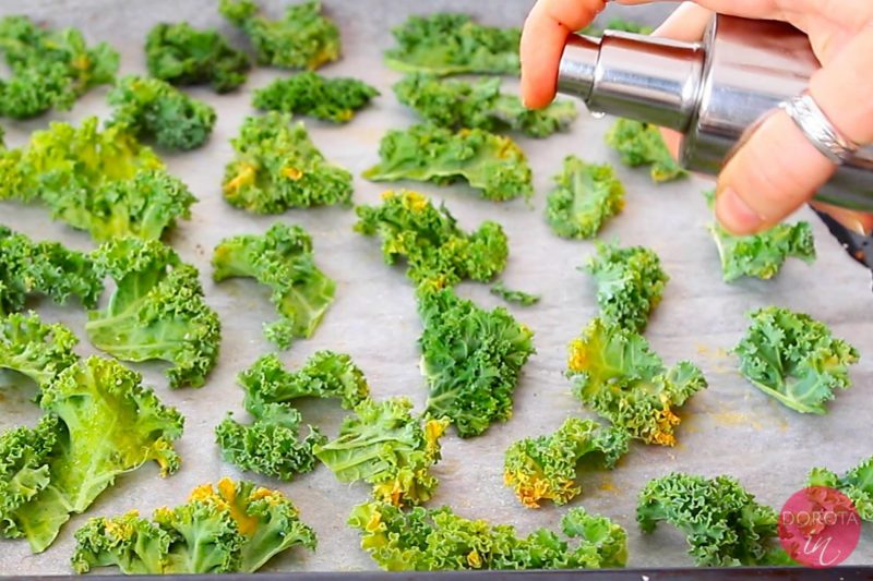 Chipsy z jarmużu - przepis - krok 2