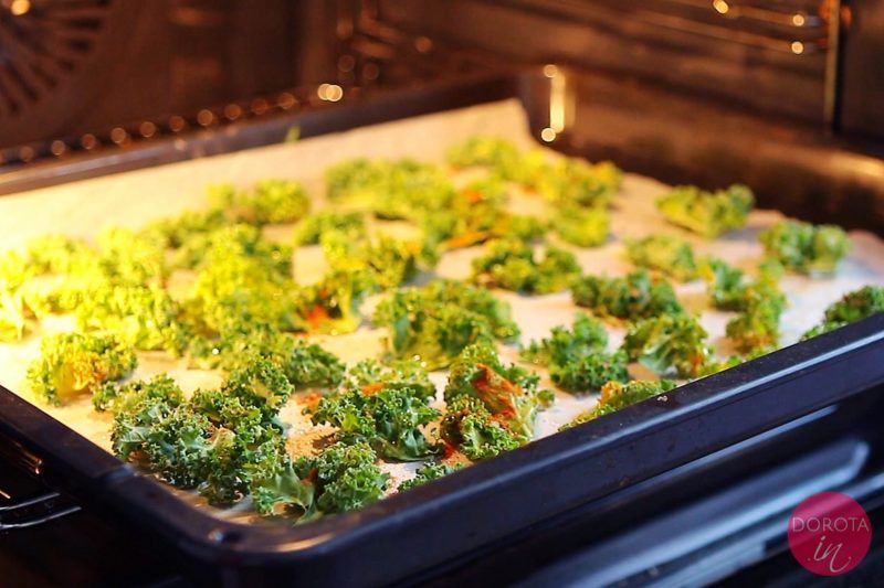 Chipsy z jarmużu - przepis - krok 3