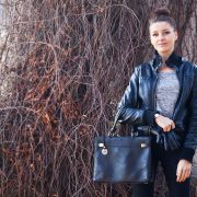 Czarna kurtka bomber - stylizacja