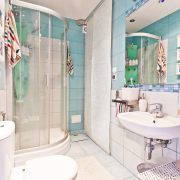 Metamorfoza łazienki - turkusowe kafle i białe dodatki