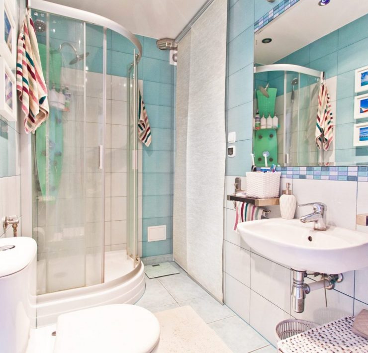 Metamorfoza łazienki - turkusowe kafle i białe dodatki