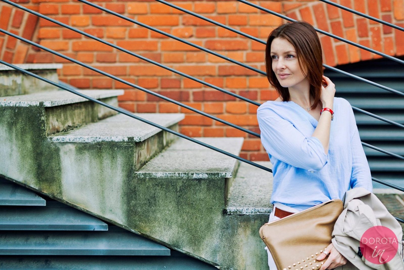 Beżowy trencz i białe spodnie - stylizacja z niebieską koszulą