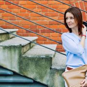 Beżowy trencz i białe spodnie - stylizacja z niebieską koszulą