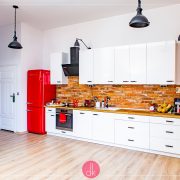 Biała kuchnia, czerwona lodówka cegła i styl loft
