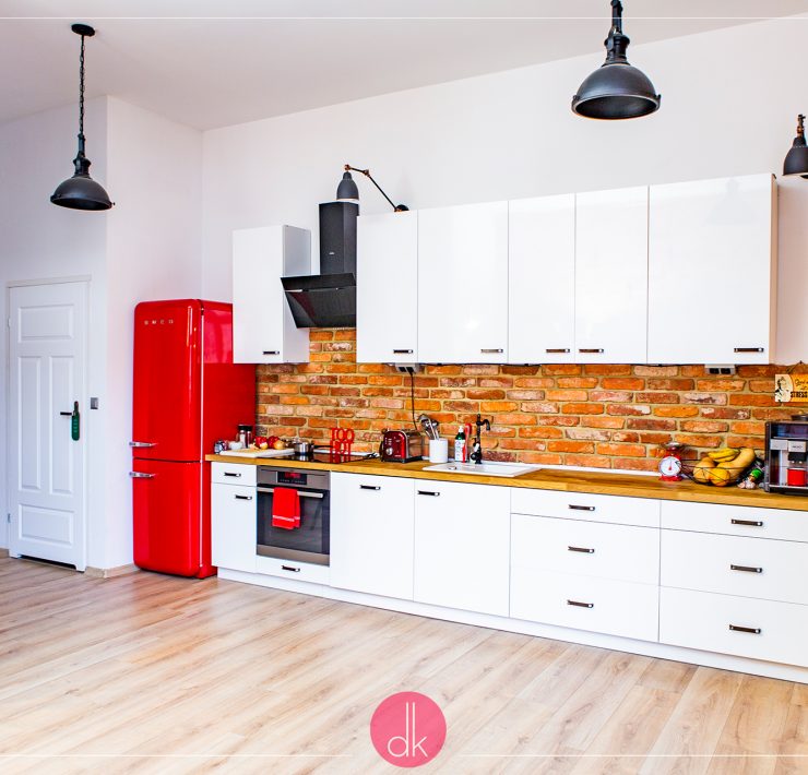 Biała kuchnia, czerwona lodówka cegła i styl loft